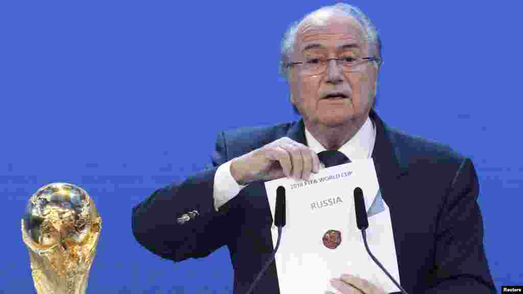 Блаттер на церемонии в декабре 2010 года объявляет Россию хозяйкой футбольного первенства в 2018 году.