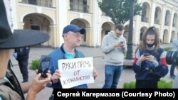 Максим Резник на акции в поддержку журналистов в Петербурге