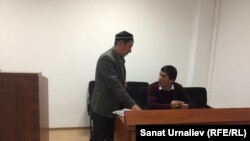 Житель Уральска Асет Султан (справа) со своим представителем в суде № 2 после предварительного заседания по его иску. Уральск, 13 ноября 2017 года.