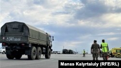 Военная полиция и военные автомобили, машины скорой помощи на перекрытой трассе, ведущей в войсковую часть, где произошли взрывы. Жамбылская область, 27 августа 2021 года