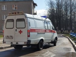 Скорая во дворе Псковской городской больницы