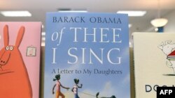 Одна из книг президента США Барака Обамы в книжном магазине в Сан-Франциско, 16 ноября 2010 года.