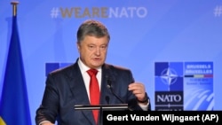 Президент Украины Петр Порошенко во время совместной пресс-конференции с генеральным секретарем НАТО Йенсом Столтенбергом в штаб-квартире НАТО в Брюсселе.