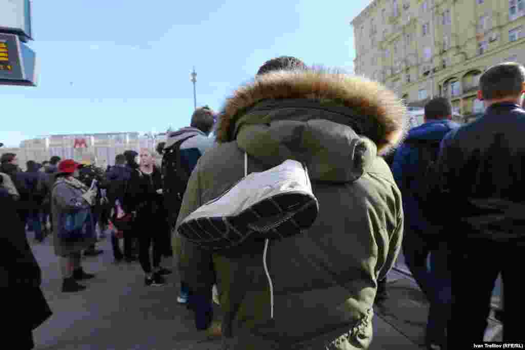 Перевязанные на шнурках кроссовки стали одним из символов протеста. По словам Навального, именно изучение происхождения кроссовок Медведева положило начало расследованию о коррупционных схемах.