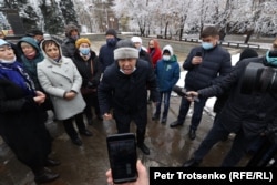 Мужчина выступает на митинге памяти Жанболата Агадила, сына активиста Дулата Агадила. Алматы, 13 ноября 2020 года.