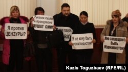 Журналисты газеты «Голос Республики» проводят акцию протеста в фойе Алматинского городского суда. 22 февраля 2013 года.