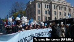 Протестная колонная на Невском проспекте в Петербурге, 1 мая 