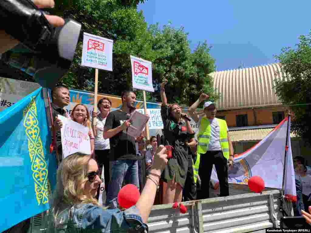 Для проведения митинга было отведено два часа. Организаторы призвали выступавших соблюдать регламент, емко и лаконично выражать свои мысли.