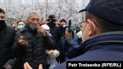 Представитель местных властей предупреждает собравшихся почтить память Жанболата Агадила об ответственности за «несогласованные собрания». Алматы, 13 ноября 2020 года.