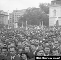 Толпа в Софии слушают речь Леонида Брежнева во время визита советского лидера в Болгарию в 1967 году