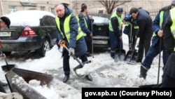 Александр Беглов убирает снег в Петербурге, 2019 год