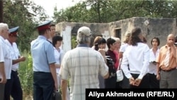 Участники судебного процесса стоят на мусорной свалке. Талдыкорган, 1 августа 2011 года. 