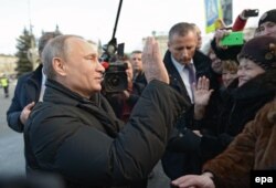 Президент России Владимир Путин беседует с местными жителями в городе Нижний Тагил. 25 ноября 2015 года.