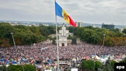 Многотысячная антиправительственная акция протеста в Кишиневе. 13 сентября 2015 года.