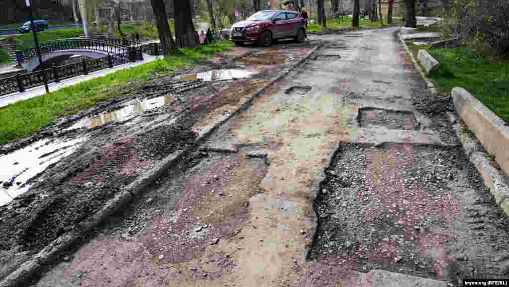 А ось біля набережної Салгира, в районі вулиці Гаспринського, судячи з усього, обмежаться ямковим ремонтом