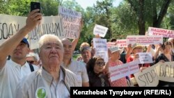 Участники санкционированного митинга за свободу мирных собраний в сквере за кинотеатром «Сары-Арка». Алматы, 30 июня 2019 года.