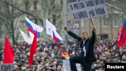 Митинг пророссийских активистов в Донецке. 1 марта 2014 года.