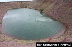 Воронка от взрыва близ села Саржал в Восточно-Казахстанской области. 13 августа 2015 года.