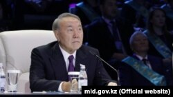 Президент Казахстана Нурсултан Назарбаев во время «общенационального телемоста» по так называемой карте индустриализации. Астана, 6 декабря 2017 года.