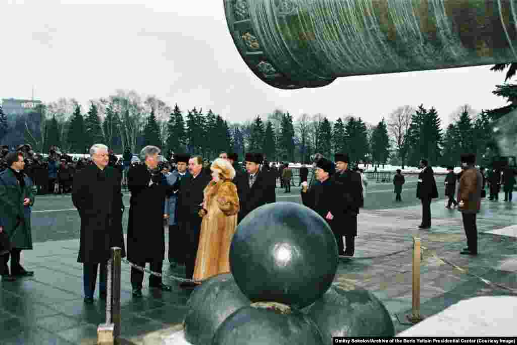 Єльцин і Клінтон перед масивною Цар-гарматою в Кремлі в січні 1994 року