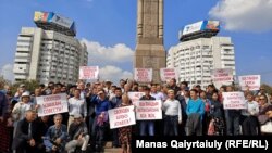 Участники завершившегося в Алматы «Народного собрания» на площади Республики. 7 сентября 2019 года.