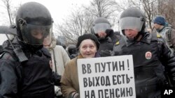 Задержание Елены Осиповой на акции протеста, архивное фото 