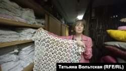 Светлана Устинова показывает вязаные скатерти