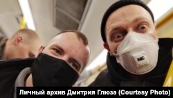 Дмитрий Глюз и рэпер Оксимиров в автобусе для задержанных в Петербурге