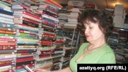 Продавец магазина "Книги" Раиса Ахмедуллина. Алматы, 12 июня, 2014 года.