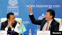 Тимур Кулибаев (справа), глава ассоциации Kazenergy, зять Нурсултана Назарбаева. Слева — Сауат Мынбаев в бытность министром нефти и газа. Астана, ноябрь 2011 года. Центр по исследованию коррупции и организованной преступности (OCCRP) писал, что Мынбаев стоит за компанией Meridian Capital, у которой в 2011 году контролируемая Кулибаевым компания выкупила часть акций алматинского аэропорта.