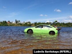 "Мазда" на реке Великой в сопровождении уток