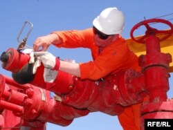 Рабочий на нефтяной платформе в Каспийском море. Туркменистан. Иллюстративное фото.