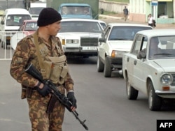 Полицейский в узбекском городе, март 2004 года.