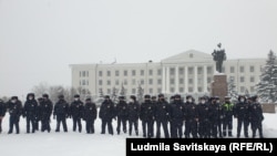 Полицейские охраняют от протестующих площадь Ленина в Пскове