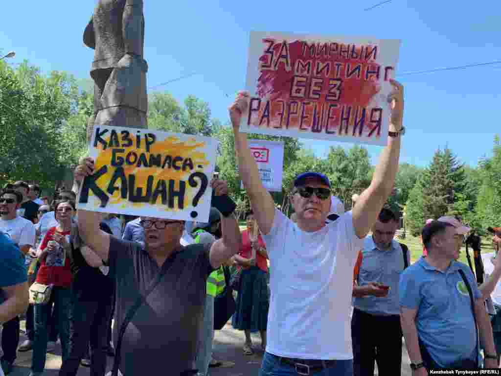 Плакат &quot;За мирный митинг без разрешения&quot; в руках Серикжана Мамбеталина, участника форума &quot;Жаңа Қазақстан&quot; (&quot;Новый Казахстан&quot;), объявившего в этом месяце о сворачивании деятельности.