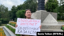 Активистка Анна Шукеева на пикете против интернет-цензуры в столице. 26 июля 2019 года