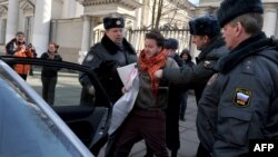 Полиция задерживает участников акции протеста сексуальных меньшинств в Санкт-Петербурге. Иллюстративное фото.