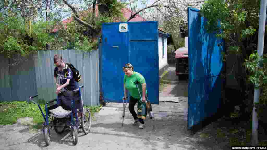 Иван Глазырин с подругой Валентиной идет в бассейн.