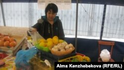 Продавец в павильоне, принадлежащем социально-предпринимательской корпорации. Алматы, 7 марта 2014 года.