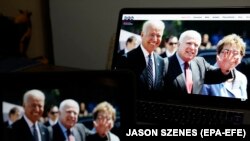 Mərhum Senator John McCain (ortada) və Joe Biden (solda) demokratların qurultayında göstərilən videoda