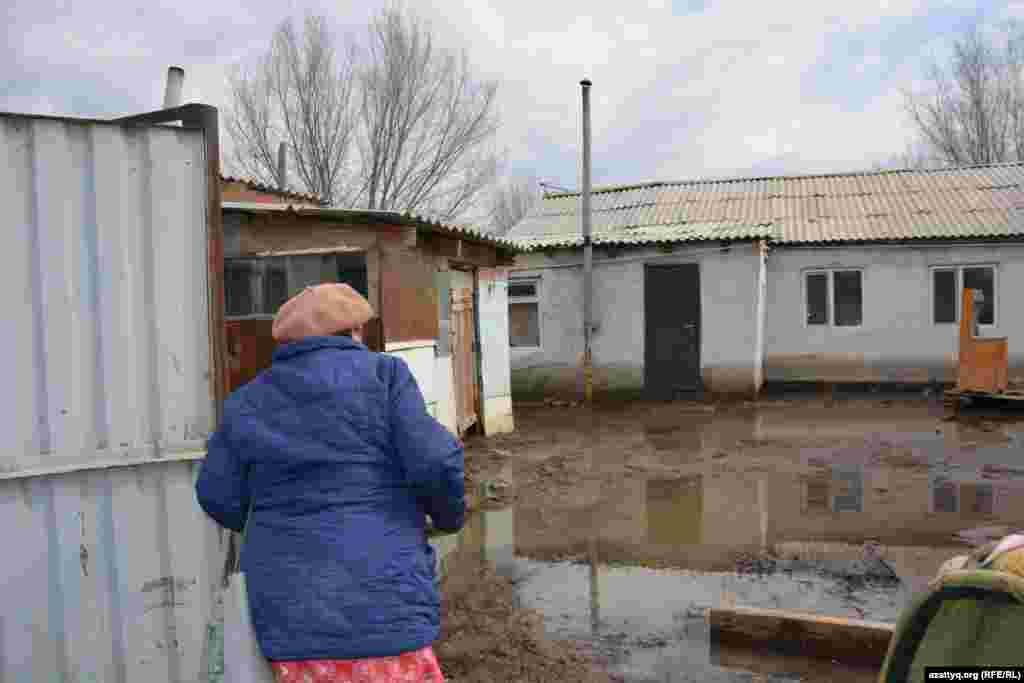 Вода во время паводков поднималась выше фундамента.