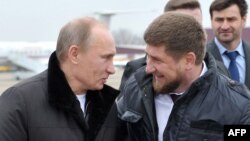 Глава Чечни Рамзан Кадыров (справа) с Владимиром Путиным, премьер-министром России. Гудермес, 20 декабря 2011 года.