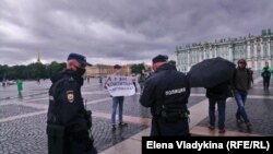 Пикеты на Дворцовой площади против поправок к Конституции