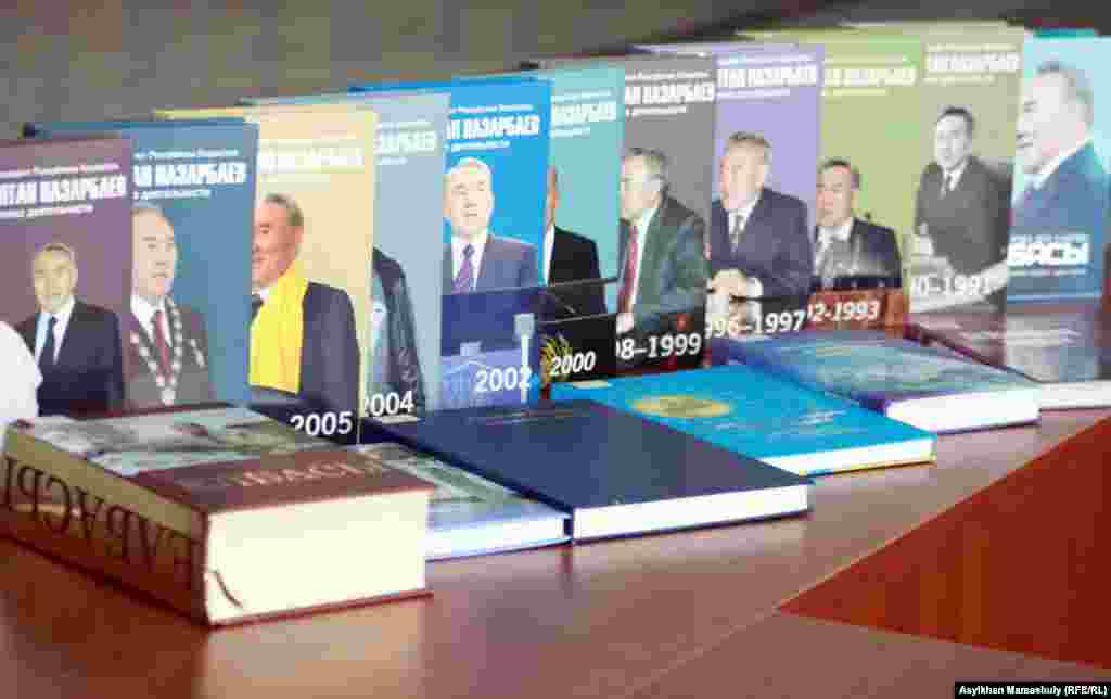 Президент Нурсултан Назарбаев, под авторством которого издано более ста книг, в одной из своих книг, выпущенной в 1997 году, подвергает критике престарелого Леонида Брежнева, возглавлявшего СССР в течение 18 лет. В Казахстане постоянно проводятся выставки книг Назарбаева, посвященные ему научно-практические конференции, конкурсы и другие мероприятия. Имя первого президента значится также в списке авторов слов государственного гимна Казахстана. На снимке: книги Нурсултана Назарбаева в Национальной библиотеке. Алматы, 4 июля 2012 года.