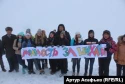 Руфина Шагапова (вторая справа) на акции в защиту гор-шихан Торатау и Юрактау под Стерлитамаком.