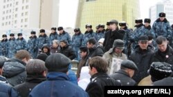 Полицейские перед Акордой. Астана, 28 марта 2011 года.