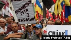 Участники акции в поддержку украинского языка. На плакате слева написано: «Русификаторы, прочь из Украины». Киев, июль 2020 года.