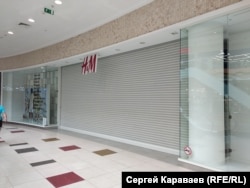 Закрытый магазин H&M в Петербурге