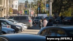 Припарковані машини на вулицях Сімферополя