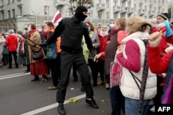 По словам одного из аналитиков, Лукашенко избрал «стратегию сдерживания», начав новый виток репрессий в попытке предотвратить любую новую волну массовых протестов.